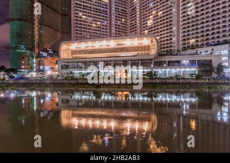 Nachtansicht einer Baustelle in der Nähe des Passig Flusses in Manila, Philippinen Stockfoto