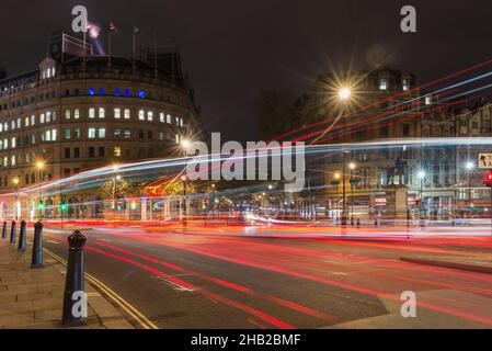 Ein fast verlassener Trafalgar-Platz in der Nacht am Ende der covid Lockdown im April 2021, London, England, Großbritannien Stockfoto