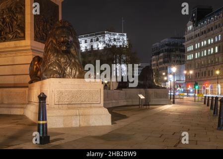 Ein fast verlassener Trafalgar-Platz in der Nacht am Ende der covid Lockdown im April 2021, London, England, Großbritannien Stockfoto