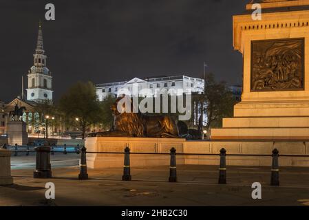 Ein fast verlassener Trafalgar-Platz in der Nacht am Ende der covid Lockdown im April 2021, London, England, Großbritannien Stockfoto