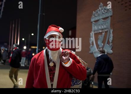 Ein Liverpool-Fan, der als Weihnachtsmann gekleidet ist und eine Gesichtsmaske trägt, die Liverpool Champions 2019-20 während des Spiels der Premier League in Anfield, Liverpool, anzeigt. Bilddatum: Donnerstag, 16. Dezember 2021. Stockfoto