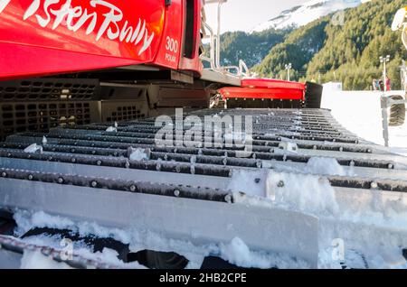 Nahansicht von Snowcat auf den Schneehängen in Bansko, Bulgarien. Stockfoto