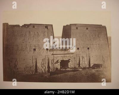 Tempel des Horus Pylon, Edfu, Albumen-Silberaufnahme, Mitte 19th. Jahrhundert, Bild/Blatt: 7 3/4 x 10 1/4 Zoll, 19,7 x 26 cm, 19th. Jahrhundert, 237 v. Chr., Albumen-Silberaufnahme, Apollinopolis Magna, Architektur, Schwarz-Weiß, Gottheit, Edfu-Tempel, Ägypten, Hathor, Horus, Mud-Brick Wall, Ptolemäische Periode, Pylon, Religiös, Sandstein, Seth, Sunken Relief, W. Hammerschcmidt, Wetjeset-Hrw Stockfoto