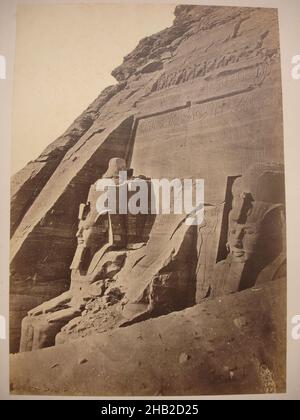 Südtempel von Ramsses II in Abu Simbel, Silberalbumin-Fotografie, Mitte 19th Jahrhundert, Bild/Blatt: 7 3/4 x 10 1/4 Zoll, 19,7 x 26 cm, 19th Jahrhundert, 19th Dynastie, Abu Simbel, Silberalbumin-Fotografie, Architektur, Schwarz und Weiß, Kolossi, Doppelkrone, Ägypten, Nubia, Pharoah, Queen Nefertari, Ramesses II, Rock Cut, Royal, South Temple, Temple, W. Hammerschmidt Stockfoto