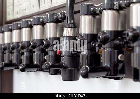 In den Holzbrettern des Pubs sind Bierzapfhähne für Getränke vom Fass eingebaut Stockfoto