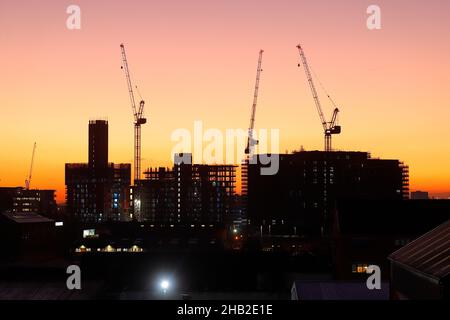 Sonnenaufgang im Stadtzentrum von Leeds. Derzeit werden auf dem ehemaligen Gelände der Mönchbrücke 5 Wohnblöcke, die als Junction bekannt sind, gebaut. Stockfoto