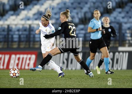 Lyubov Shmatko (22, Kharkiv) tagt Kosovare Asllani (10, Real Madrid) während des UEFA Women’s Champions League-Spiels Real Madrid und Paris Saint-Germain im Estadio Alfredo di Stefano in Madrid, Spanien Alberto Sáenz Molina / SPP Stockfoto