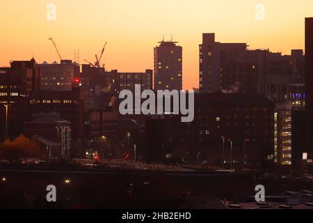 Ein Blick über das Stadtzentrum von Leeds bei Sonnenaufgang von einer 59 Meter hohen mobilen Arbeitsbühne (mewp). Das einzige Gebäude ist das Park Plaza Hotel am City Square Stockfoto