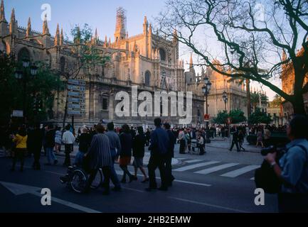 C/FRAY CEFERINO GLEZ CON GENTE Y FACHADA LATERAL DE LA CATEDRAL. Lage: AUSSEN. Sevilla. Sevilla. SPANIEN. Stockfoto