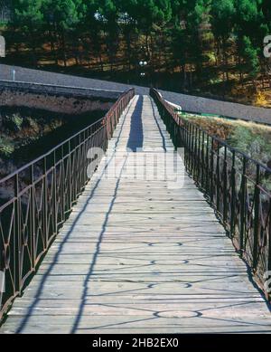 PUENTE DE SAN PABLO CONSTRUIDO EN 1902 OBRE EL RIO HUECAR. ORT: PUENTE DE SAN PABLO. WASCHBECKEN. CUENCA. SPANIEN. Stockfoto