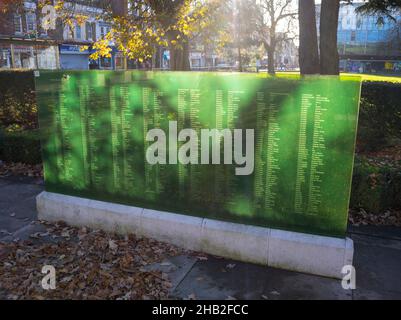 Eine Glastafel neben dem Southampton Cenotaph, auf der die Namen der im Ersten Weltkrieg getöteten Soldaten zu sehen sind Stockfoto