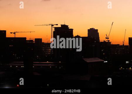 Sonnenaufgang im Stadtzentrum von Leeds. Gebäude auf der linken Seite ist City Island & Bridgewater Place auf der rechten Seite. Stockfoto