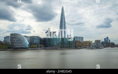 Blick entlang der Themse von der Tower Bridge nach Westen in Richtung Rathaus, Shard und mehrere andere bekannte Wahrzeichen Gebäude. Stockfoto