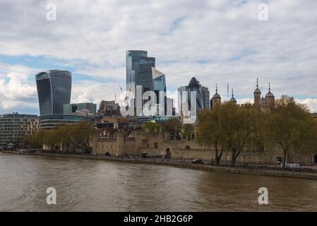 Blick über die Themse in Richtung Tower of London, Gherkin, Walkie Talkie und mehreren anderen modernen Gebäuden. London, England, Großbritannien Stockfoto