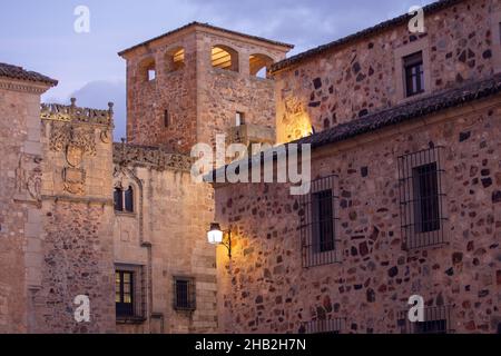 Cáceres, Spanien. 5. Dezember 2021: Palacio de los Golfines de Abajo im monumentalen Bereich der Stadt Cáceres, Spanien. Es wurde von der Golfín br Stockfoto