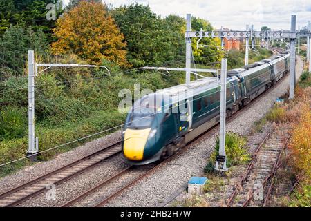 Großbritannien, England, Bekshire, Padworth Village, GWR Klasse 802 Zug auf der Hauptlinie zwischen Reading und Newbury in der Nähe von Aldermaston Stockfoto