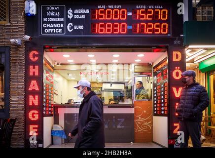 Istanbul, Türkei. 17th Dez 2021. Die Türkei durchläuft eine sehr ernste Wirtschaftskrise. Im Dezember nahm die türkische Lira ihren größten Schlag seit zwei Jahrzehnten nach Erdogans Entscheidung, die Zinsen zu verlassen.Kredit: ZUMA Press, Inc./Alamy Live News Stockfoto