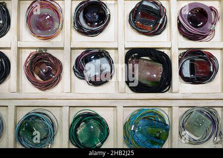 Stilvoller Schmuck handgefertigter Epoxidharz-Schmuck in Box in einem Geschäft, große Auswahl an kundenspezifischen Accessoires. Personalisiertes Zubehör, Hobby, Kleinunternehmen. Stockfoto