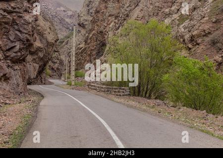 Straße im Alamut-Tal im Iran Stockfoto