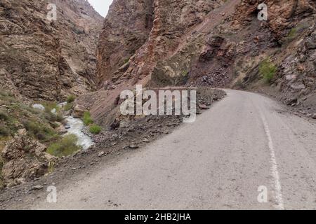 Straße im Alamut-Tal im Iran Stockfoto