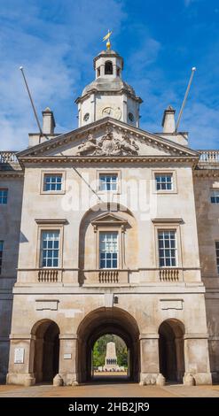 Blick durch den Torbogen der Horse Guards, über die Horse Guards Parade zum Guards Memorial. Aufgenommen im April 2021. London, England, Großbritannien Stockfoto