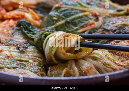 Ein Stillleben Foto von frischen Kimchi und Essstäbchen. Ein Hauptgericht in Korea. Stockfoto