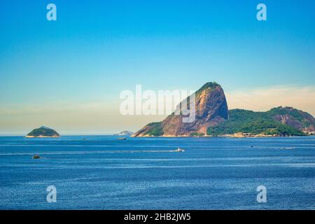 Niteroi, Rio de Janeiro, Brasilien -12. Dezember 2021: Landschaft mit dem Zuckerhut in der Guanabara-Bucht. Stockfoto