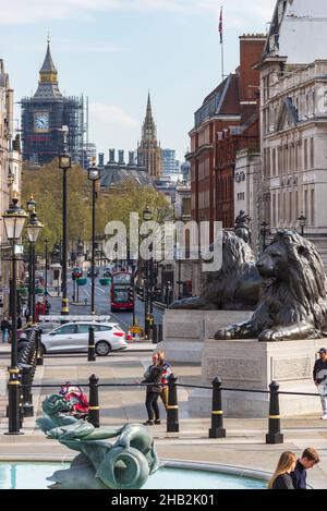 Blick über den Trafalgar Square und den Blick nach Whitehall in Richtung Big Ben und Houses of Parliament, aufgenommen im April 2021. London, England, Großbritannien Stockfoto