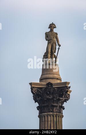 Blick auf die Nelsons-Säule auf dem Trafalgar Square aus der Sicht von Whitehall, London, England, Großbritannien im April 2021 Stockfoto
