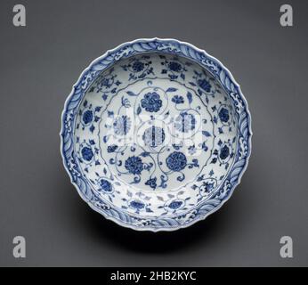 Schale mit Blattrand und Design von Blumenrollen, Chinesisch, Ming-Dynastie, 1368–1644, Yongle-Zeit, 1403–1424, Anfang des 15th. Jahrhunderts, Jingdezhen Ware; Porzellan mit kobaltblauer Unterglasur, hergestellt in Jingdezhen, Provinz Jiangxi, China, Asien, Keramik, Behälter, 2 3/8 x 13 5/16 Zoll (6 x 33,8 cm Stockfoto