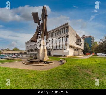 Saluzzo, Cuneo, Italien - 19. Oktober 2021: Justizdenkmal vor dem ehemaligen Justizpalast Stockfoto