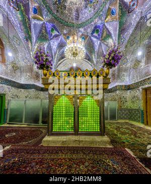 QAZVIN, IRAN - 5. APRIL 2018: Inneres des Schreins von Payghambariyeh (Panjeh Ali oder Peighambarieh), Grab der vier Propheten in Qazvin, Iran Stockfoto