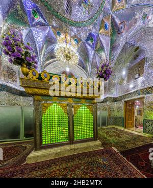 QAZVIN, IRAN - 5. APRIL 2018: Inneres des Schreins von Payghambariyeh (Panjeh Ali oder Peighambarieh), Grab der vier Propheten in Qazvin, Iran Stockfoto