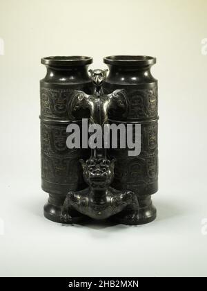 Doppelvase mit Dekoration von Phönix, Chimera und Chi-Drache, Chinesisch, Qing-Dynastie, 1644–1911, Qianlong-Periode, 1736–1795 oder Jiaqing-Periode, 1796–1820, Ende 18th–Anfang 19th. Jahrhundert, Bronze mit Gold- und Silbereinlage, China, Asien, Behälter, Metallverarbeitung, 18 1/8 x 13 3/8 Zoll (46 x 34 cm Stockfoto