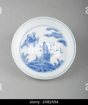 Schale mit Karpfen-Design über Wellen springen, Chinesisch, Ming-Dynastie, 1368–1644, Wanli-Zeit, 1573–1619, Ende 16th–Anfang 17th Jahrhundert, Jingdezhen Ware; Porzellan mit Unterglasur kobaltblau Dekoration, hergestellt in Jingdezhen, Provinz Jiangxi, China, Asien, Keramik, Durchmesser: 4 7/16 Zoll (11,3 cm Stockfoto