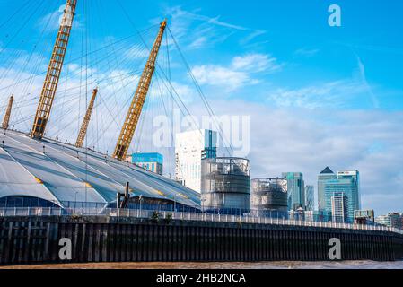Blick von der Themse auf den Millennium Dome oder die O2 Arena in London. Stockfoto