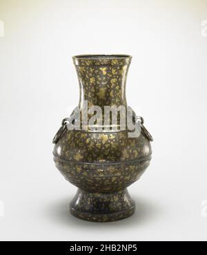 Vase in Form eines archaischen Weingefäßes mit Ringgriffen, chinesisch, Qing-Dynastie, 1644–1911, Kangxi-Zeit, 1662–1722, durch Qianlong-Periode, 1736–1795, 18th Jahrhundert, Bronze mit Vergoldung, China, Asien, Container, Metallverarbeitung, 21 3/4 x 12 Zoll (55,2 x 30,5 cm Stockfoto
