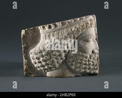 Relief Fragment mit Soldatenkopf, mit Xerxes II., regierte 485–465 v. Chr., Achämenid Perser, 550–331 v. Chr., 5th. Jahrhundert v. Chr., Kalkstein, Naher Osten (Naher Osten), Takht-e Jamshid, Fars Provinz, Iran, Asien, Skulptur, Stein und Mineral, Gewicht: 2 lb. 9,7 oz., 3 9/16 x 4 3/8 Zoll (1,2 kg, 9,1 x 11,1 cm Stockfoto