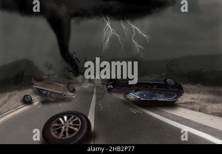 Kraftvoller Tornado mit dramatischem Gewitter. Zwei Autos stürzten zusammen und drehten sich auf einer Autobahn und herumliegenden Rädern auf den Kopf. Manipuliertes Fotobild. Stockfoto