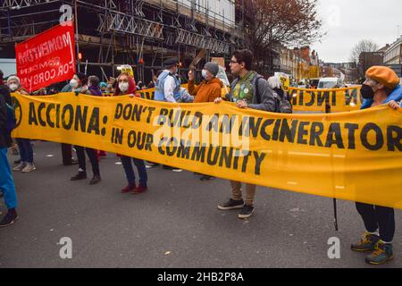 London, Großbritannien. 16th Dez 2021. Während der Demonstration halten die Demonstranten ein Transparent, auf dem das Infrastruktur- und Energieunternehmen Acciona aufgefordert wird, die neue Müllverbrennungsanlage von Edmonton nicht zu bauen.Aktivisten versammelten sich vor den Büros des Camden-Rates und blockierten die Straßen in Camden, um gegen die neue Müllverbrennungsanlage von Edmonton zu protestieren, die die Umweltverschmutzung erhöhen wird und die von den Demonstranten als "Umweltrassismus" bezeichnet wird. Kredit: SOPA Images Limited/Alamy Live Nachrichten Stockfoto