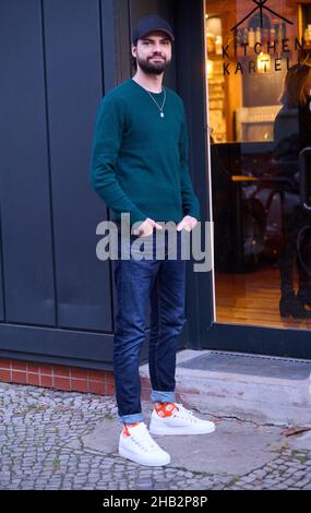 Berlin, Deutschland. 16th Dez 2021. Jimi Blue Ochsenknecht steht vor dem Kitchenkartell in Charlottenburg. Ochsenknecht präsentierte Veganuary beim Live Cooking & Tasting Event die 'Jimi Orange' Bowl. Quelle: Annette Riedl/dpa/Alamy Live News Stockfoto