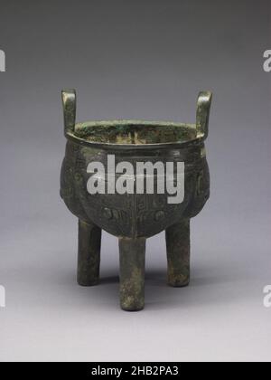 Stativ-Nahrungsgefäß mit dreibeiniger Karosserie (li ding) mit Design von zoomorphen Masken, Kui-Drachen und Spiralmustern, Chinesisch, Shang-Dynastie, 1600–1050 v. Chr., 12th–11th v. Chr., Bronze, hergestellt in China, Asien, Behälter, Metallverarbeitung, Höhe: 8 1/8 Zoll (20,6 cm Stockfoto