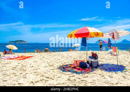 Menschen, die Sossego Beach in Niteroi, Brasilien, genießen Stockfoto