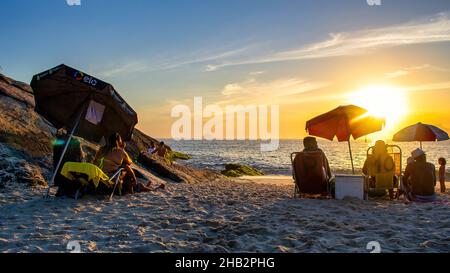Menschen, die Sossego Beach in Niteroi, Brasilien, genießen Stockfoto