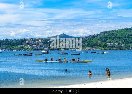 Menschen, die Sossego Beach in Niteroi, Brasilien, genießen Stockfoto