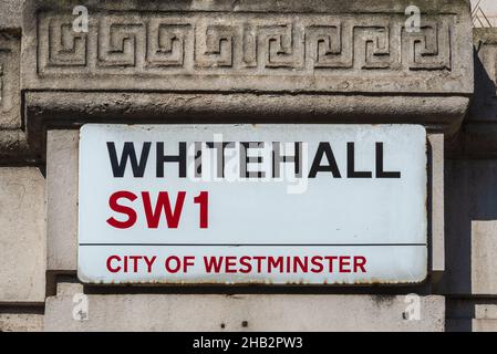 Whitehall-Straßenschild hoch an einer Wand in der Nähe der Downing Street, London, England, Großbritannien Stockfoto