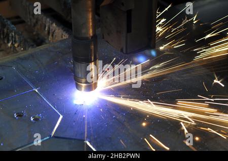 Plasmaschneiden von Metall mit CNC, moderne industrielle Technologien. Warnung: Präzise Aufnahmen unter schwierigen Bedingungen. Stockfoto