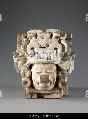 Fragment eines Architekturfrieses, Zapotec, Späteklassiker, 600–909, ca. 600–909, Terrakotta mit weiß getünschter und buffischer Pigmentierung, Bundesstaat Oaxaca, Mexiko, Nord- und Mittelamerika, architektonische Elemente, Keramik, 11 1/4 x 10 1/4 x 5 1/4 Zoll (28,6 x 26 x 13,3 cm Stockfoto