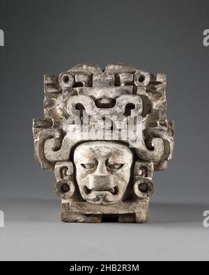 Fragment eines Architekturfrieses, Zapotec, Späteklassiker, 600–909, ca. 600–909, Terrakotta mit weiß getünschter und buffischer Pigmentierung, Bundesstaat Oaxaca, Mexiko, Nord- und Mittelamerika, architektonische Elemente, Keramik, 9 1/2 x 10 1/2 x 5 Zoll (24,1 x 26,7 x 12,7 cm Stockfoto