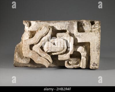 Fragment eines Architekturfrieses, Zapotec, Späteklassiker, 600–909, ca. 600–909, Terrakotta mit weiß getünschter und buffischer Pigmentierung, Bundesstaat Oaxaca, Mexiko, Nord- und Mittelamerika, architektonische Elemente, Keramik, 7 3/8 x 13 1/2 x 3 Zoll (18,7 x 34,3 x 7,6 cm Stockfoto